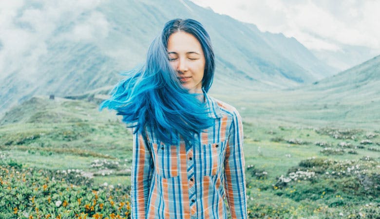 Mädchen mit blauen Haaren