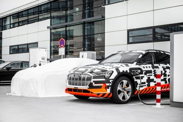 Mit dem Audi e-tron Charging Service kann der Stromer bequem wiederbefüllt werden. (Foto: Audi)