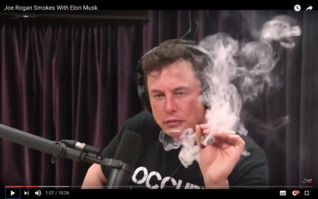 Screenshot des YouTube Videos, in dem Elon Musk Mit Joe Rogan einen Joint raucht.