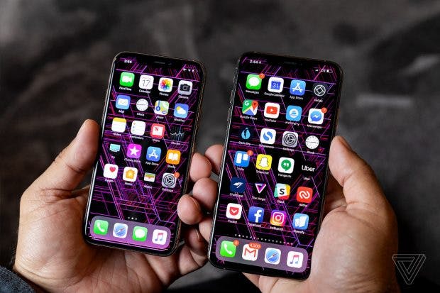iPhone Xs und Xs Max nebeneinander. (Foto The Verge)