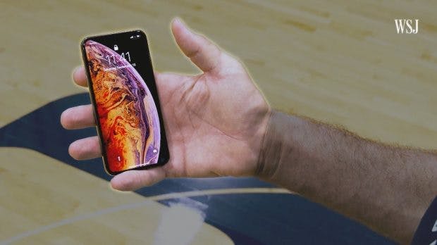 Das iPhone Xs Max in der Hand des 2,31 Meter großen Muresan wirkt plötzlich winzig. (Screenshot: WSJ)