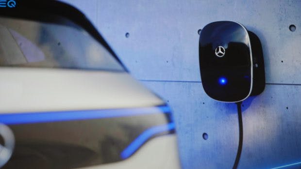 Der Mercedes EQC kann mit zuhause mit der Wallbox deimal schneller als über die Steckdose geladen werden. (Foto: t3n.de)