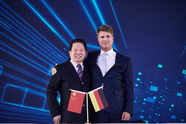 Parteisekretär Chen Qiufa (CPC Liaoning Committee) und Harald Krüger (Vorstandsvorsitzender BMW) auf der Jubiläumsfeier im BBA-Automobilwerk in Tiexi. (Foto: BMW Group)