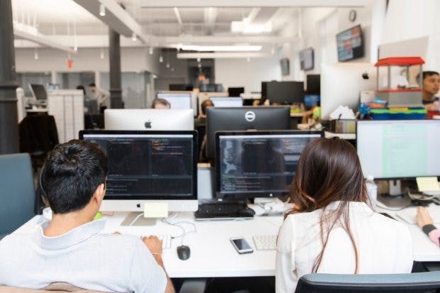 Die Entwickler arbeiten zu zweit. Pair-Programming soll den Wissensaustausch zwischen den Programmierern steigern. (Bild: Pivotal Software)