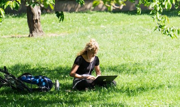 Coliving: Menschen mit Laptop am Dorfteich