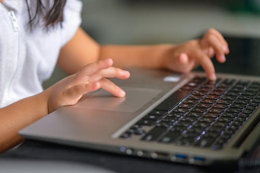Jugendschutz: Neues Gesetz soll auch für Facebook und Co. gelten