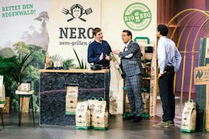 Jakob Hemmers (l.) und Aaron Armah (r.) von Nero und Investor Ralf Dümmel (Foto: MG RTL D)