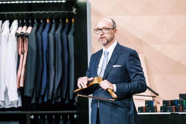 Ralf Ecks aus Hamburg präsentiert mit "CAPS" Kleiderbügel mit Duftkartusche (Foto: MG RTL D)