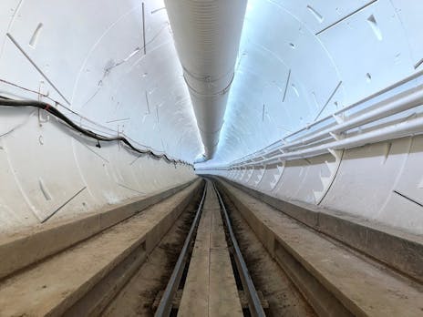 Elon Musk zeigt Video des „beunruhigend langen“ Highspeed-Tunnels unter L.A.