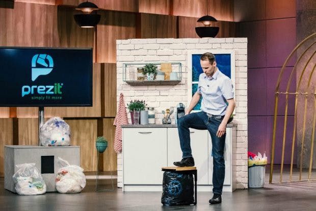 Prezit-Gründer Alexander Baechler mit seinem Abfallsystem. (Foto: © Prezit)