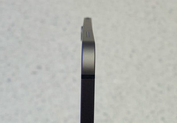 Produktionsbedingte Krümmungen dürfen bei einem so teueren Geräte nicht vorkommen. (Foto: The Verge)