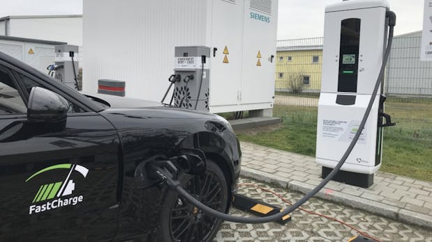 Vollgeladen in in 15 Minuten: BMW und Porsche demonstrieren Schnellladetechnologie für E-Autos