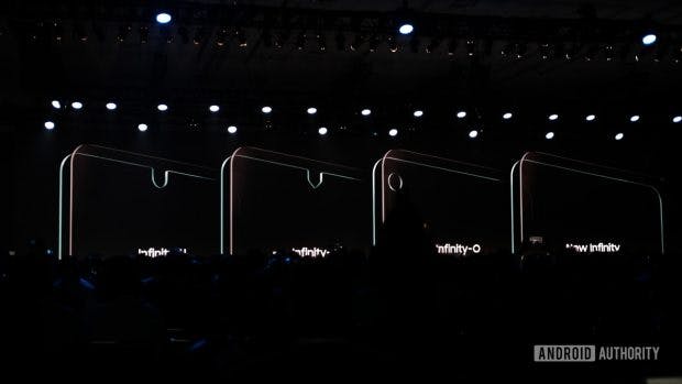 Samsung-Displays mit verschiedenen Aussparungen – das „New Infinity“ kommt komplett ohne aus und könnte für ein Gehäuse-zu-Display-Verhältnis von 100 Prozent sorgen. (Foto: Android- Authority)