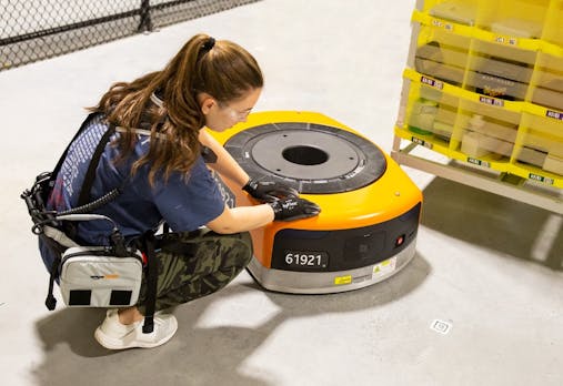 Amazon schützt seine Mitarbeiter mit Tech-Westen vor Robotern