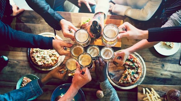 Alkohol am Arbeitsplatz: Ist ein Bier in der Mittagspause erlaubt?