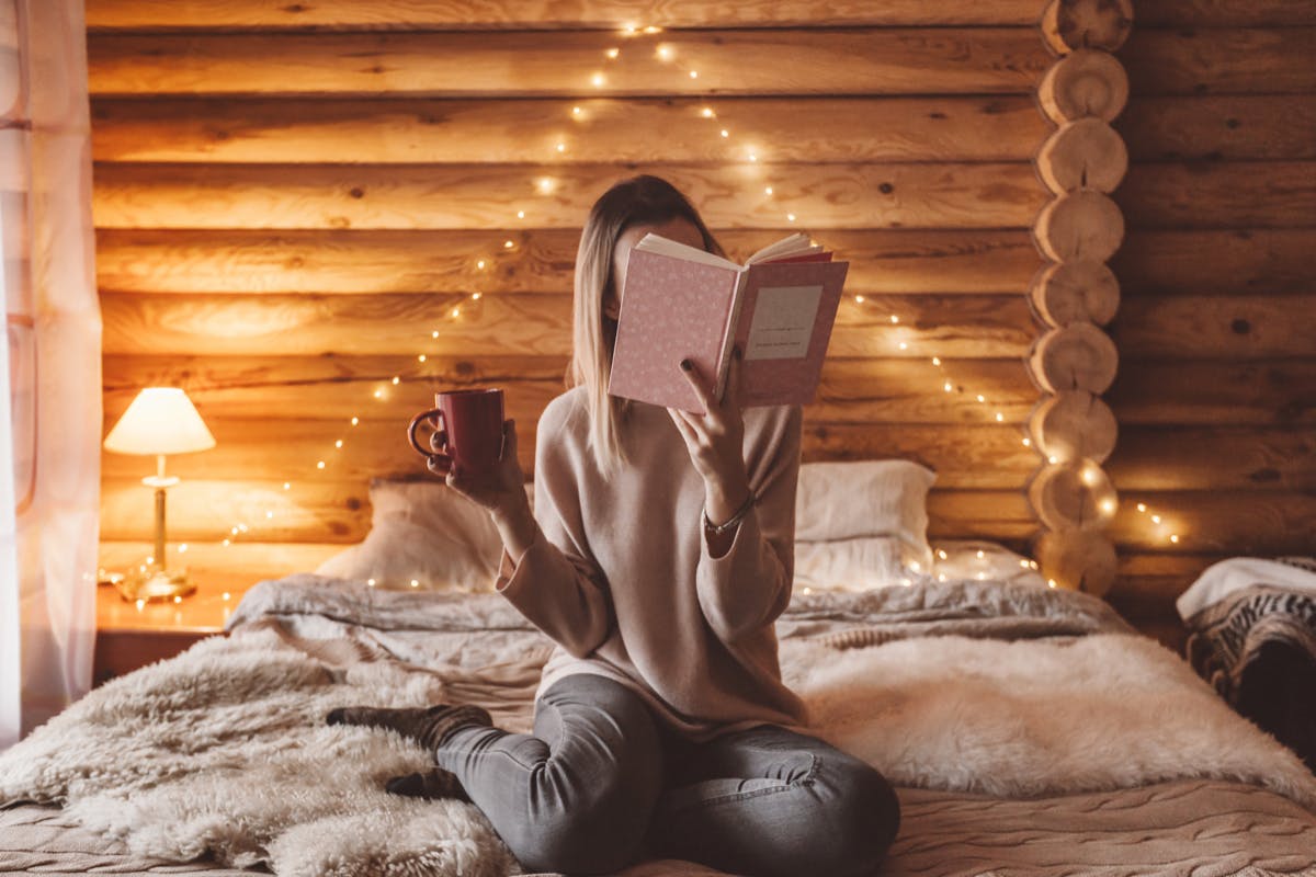 If you want to read more books, you also have to create a feel-good atmosphere. (Photo: <a href="https://www.shutterstock.com/image-photo/woman-relaxing-reading-book-on-cozy-1230755437"> Shutterstock </a>)