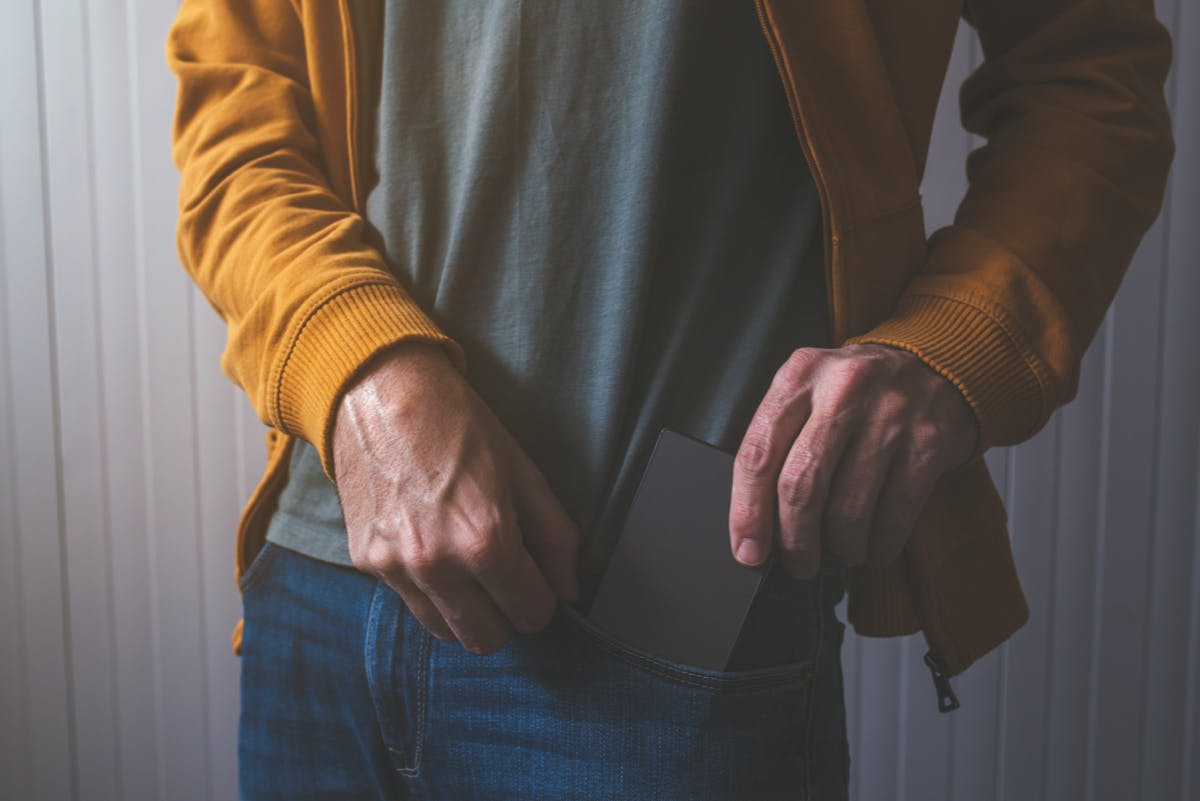 The smartphone is the biggest reading killer. Therefore: Far, far away with it. (Photo: <a href?"https://www.shutterstock.com/de/download/confirm/524270356?src=UK9a9E0c6cqm-Qm9Oye0MQ-1-36&size=huge_jpg"> Shutterstock </a>)