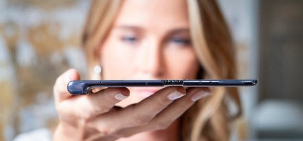 Das Huawei Mate X ist zusammengeklappt mit elf Millimetern dünner als Samsungs Galaxy Fold mit 17 Millimetern. (Foto: Huawei)