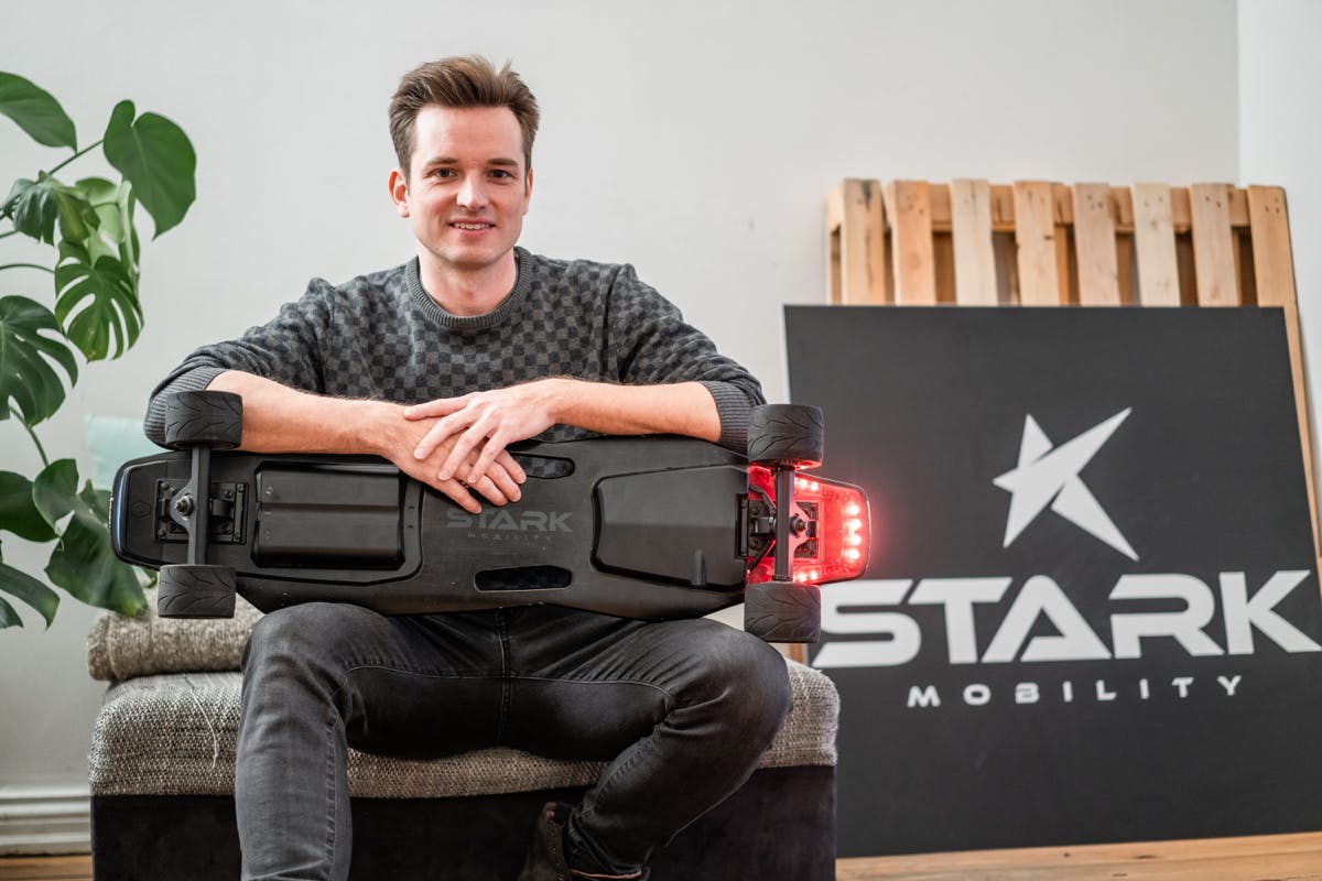 Stark-Mobility-Gründer Laurens Laudowicz mit seinem E-Skateboard. (Foto: © Michael Hübner)