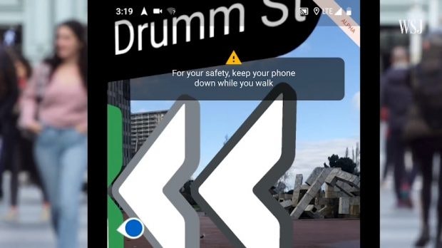 Google Maps mit AR-Navigation: Die App rät euch das Smartphone runterzunehmen - nicht nur, um den Akku zu schonen. (Screenshot: WSJ)