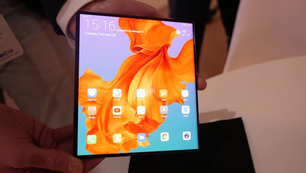 Erster Eindruck vom Huawei Mate X, das wir auf dem MWC 2019 für wenige Minuten begutachten konnten, war überaus positiv. Vor allem die ausgezeichnete Verarbeitung deutet nicht darauf hin, dass es nur ein Prototyp war. (Foto: t3n)