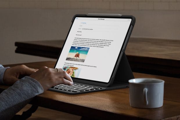 Die Tastatur aktiviert sich automatisch, wenn das iPad in Schreibposition ist und bringt Hintergrundbeleuchtung mit. (Foto: Logitech)