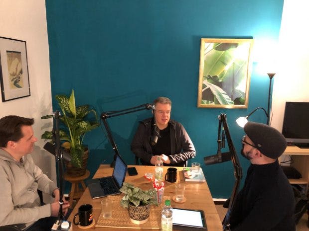 Frank Thelen (Mitte) im Gespräch mit den t3n-Chefredakteuren Stephan Dörner (links) und Luca Caracciolo. (Foto: Poolartists)