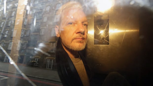 Wikileaks-Gründer Assange wird zu 50 Wochen Gefängnis verurteilt