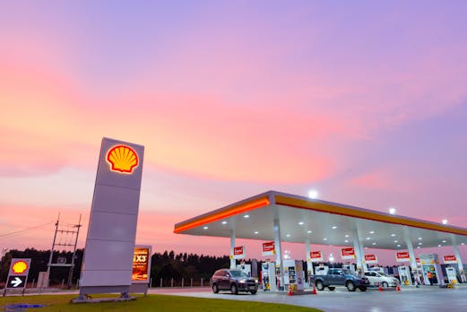 Shell: Erste Tankstellen erhalten Ladesäulen für E-Autos