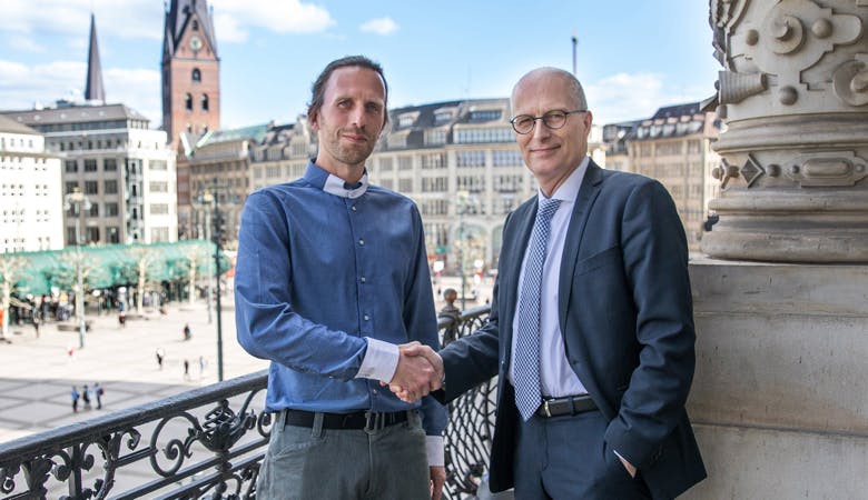 Veranstalter und erster Bügermeister Hamburgs beim Handshake
