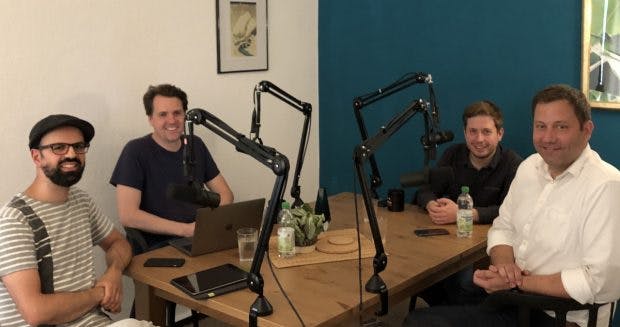 Die t3n-Chefredakteure Luca Caracciolo und Stephan Dörner im Gespräch mit Kevin Kühnert und Lars Klingbeil (von links). (Foto: Pool Artists)