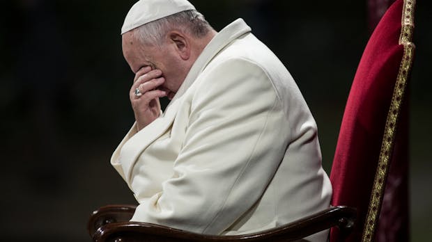 Vitamin P: Schräges Bewerbungsfoto mit Papst amüsiert Twitter