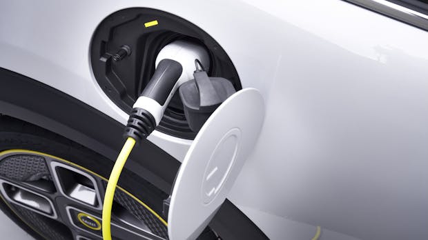 Bundesregierung will Aufbau von Ladesäulen für E-Autos beschleunigen