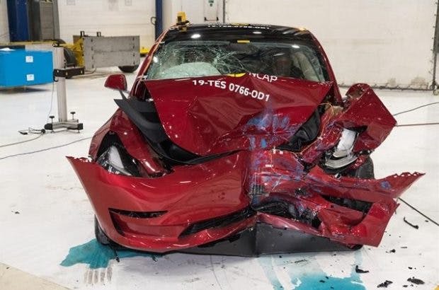 Tesla Model 3 nach dem Frontal-Crashtest