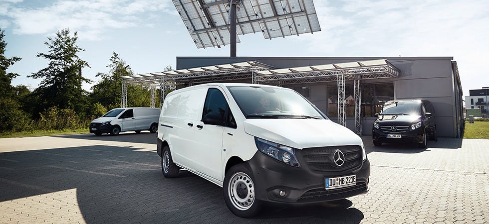 Ein elektrischer betriebener Transporter von Mercedes-Benz parkend unter freiem Himmel