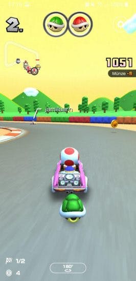 Im Rennen bei Mario Kart Tour.