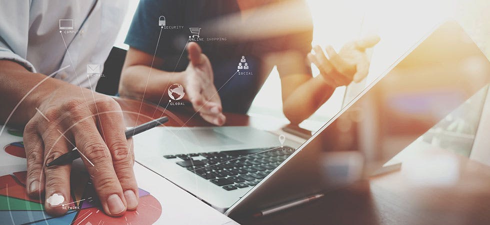 Zwei junge Menschen am Laptop, diskutieren und arbeiten im Internet