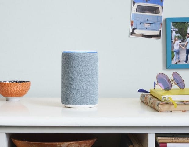 Alexa-Speaker Echo in blau