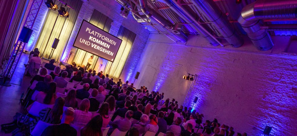 Gäste der SMM-Days von Rheinwerk schauen sich Keynote in industriellem Raum an
