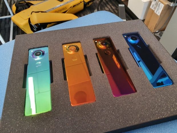 Essential Project Gem und was sucht der Boston Dynamics Spot da im Hintergrund? (Foto: Essential)