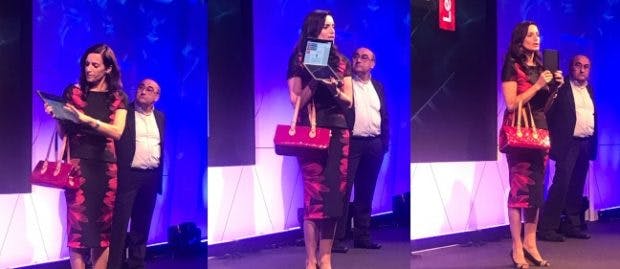 Lenovo Thinkpad X1 Foldable: Milanka Muecke demonstriert das faltbare Notebook auf der Bühne. (Foto: The Register)
