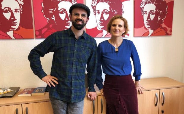 Print-Chefredakteur Luca Caracciolo im Gespräch mit der Co-Chefin deer Linkspartei Katja Kipping.(Foto: t3n)