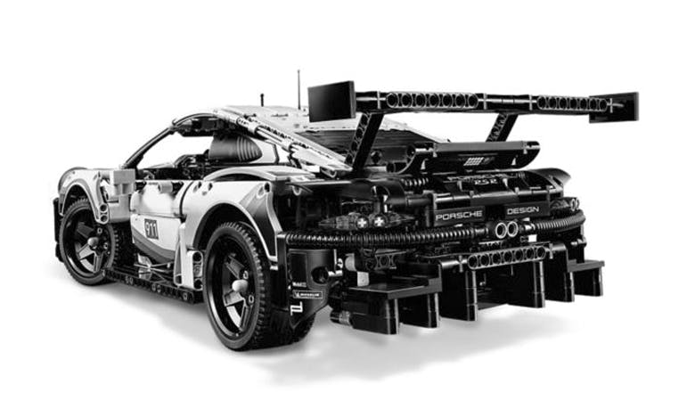 Ein LEGO Technic™ Porsche 911 RSR in der Heckansicht