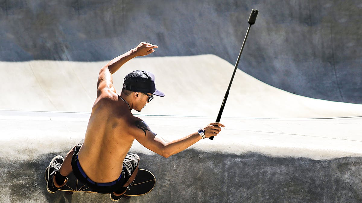 Ein Skateboarder in einer Bowl mit Kamera am Selfie-Stick