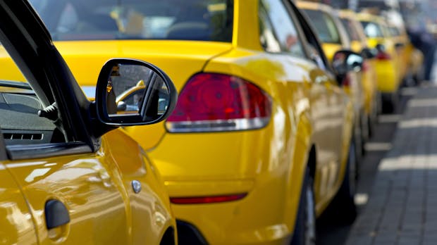 E-Taxis kabellos laden: Pilotprojekt in NRW gestartet