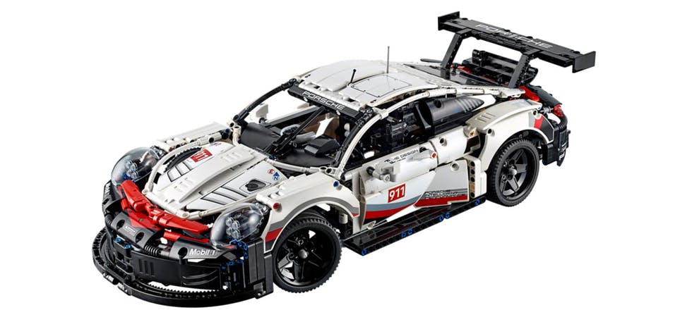 Ein LEGO Technic™ Porsche 911 RSR in der Schrägansicht