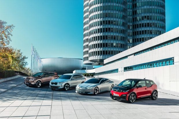 BMW i4 und Familie. (Bild: BMW)