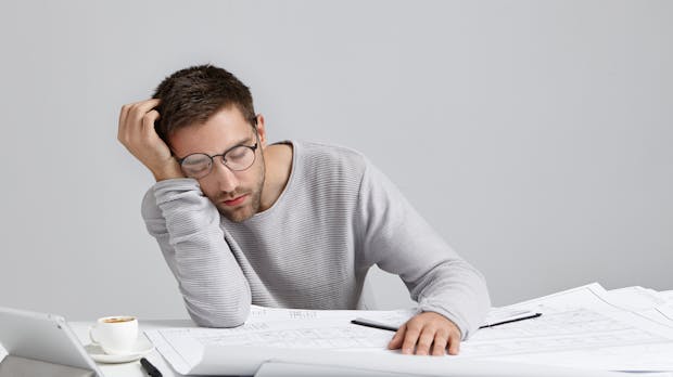 Ständig müde im Büro? So rettest du dich über den Arbeitstag