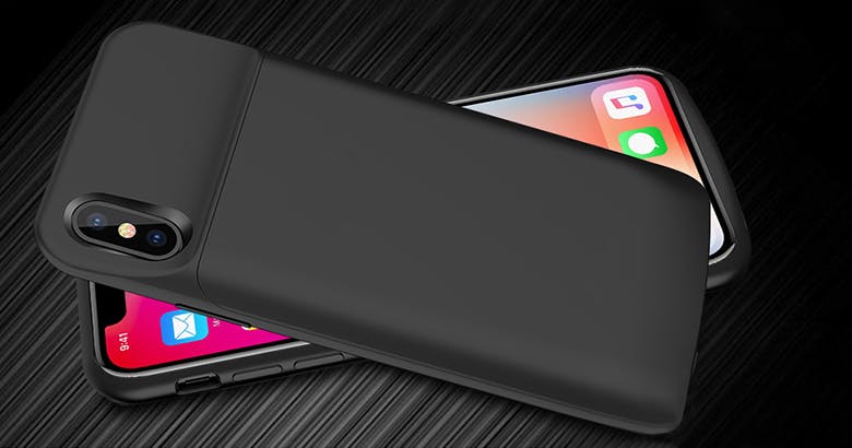 Ein schwarzes Power Case der Marke hardwrk auf einem iPhone X