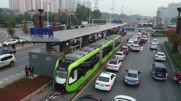 Diese Straßenbahn braucht weder Fahrer noch Schienen